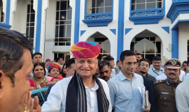 माननीय मुख्यमंत्री श्री अशोक गहलोत जोधपुर एयरपोर्ट पहुंचे।