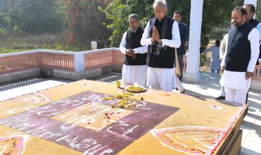 मुख्यमंत्री ने गांधीवादी विचारक श्री गोकुल भाई भट्ट को दी पुष्पांजलि