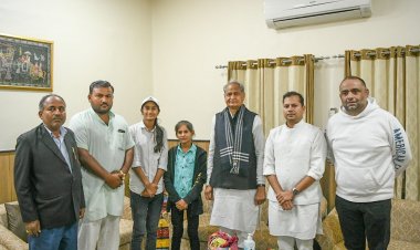 मुख्यमंत्री श्री गहलोत का आशीर्वाद पाकर फूली न समायी नन्हीं क्रिकेटर मूमल