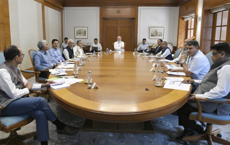 प्रधानमंत्री ने आगामी ग्रीष्म ऋतु में गर्म मौसम के प्रति तैयारियों की समीक्षा के लिए उच्च स्तरीय बैठक की अध्यक्षता की