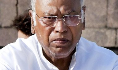 अपील : मल्लिकार्जुन खड़गे ने बारिश प्रभावित राज्यों के लिए पीएम केयर फंड से अतिरिक्त राहत की अपील की; हिमाचल प्रदेश के मुख्यमंत्री के साथ चर्चा की"