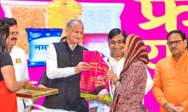 मुख्यमंत्री निःशुल्क अन्नपूर्णा फूड पैकेट योजना का शुभारम्भ राज्य सरकार जनकल्याणकारी योजनाओं को धरातल पर उतार कर दे रही राहत - मुख्यमंत्री - 1.04 करोड़ से अधिक परिवारों को हर माह मिलेंगे निःशुल्क अन्नपूर्णा किट - दाल, चीनी, नमक, खाद्य तेल, मिर्च, धनिया, हल्दी फूड पैकेट में शामिल - कोविड में आर्थिक सहायता प्राप्त Non-NFSA परिवारों को भी मिलेगा लाभ