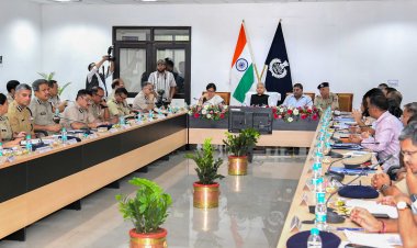 कानून-व्यवस्था की समीक्षा बैठक- अपराध के विरूद्ध रेस्पॉन्स टाइम में राजस्थान पूरे देश में अव्वल: मुख्यमंत्री - 100 एफआरवी को हरी झण्डी दिखाकर किया रवाना - 2 मिनट का मौन रखकर कांस्टेबल प्रहलाद को दी श्रद्धांजलि - कांस्टेबल प्रहलाद के परिजन को मिलेगी नौकरी, 1 करोड़ रुपए की आर्थिक सहायता तथा पारिवारिक पेंशन - साम्प्रदायिक तनाव फैलाने वाले तत्वों के खिलाफ होगी सख्त कार्रवाई - वर्ष 2030 के लिए तैयार होगा पुलिस विभाग का रोडमैप