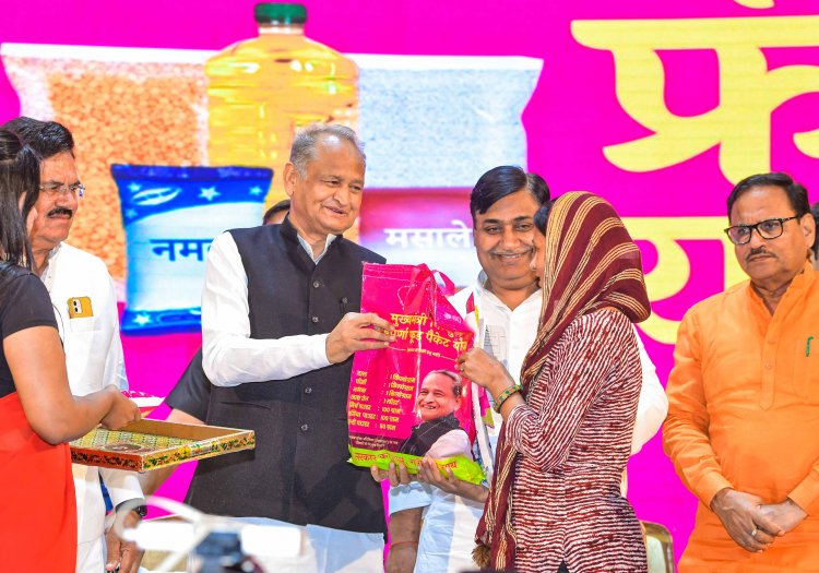 मुख्यमंत्री निःशुल्क अन्नपूर्णा फूड पैकेट योजना का शुभारम्भ राज्य सरकार जनकल्याणकारी योजनाओं को धरातल पर उतार कर दे रही राहत - मुख्यमंत्री - 1.04 करोड़ से अधिक परिवारों को हर माह मिलेंगे निःशुल्क अन्नपूर्णा किट - दाल, चीनी, नमक, खाद्य तेल, मिर्च, धनिया, हल्दी फूड पैकेट में शामिल - कोविड में आर्थिक सहायता प्राप्त Non-NFSA परिवारों को भी मिलेगा लाभ