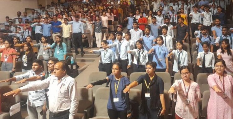 जवाहर कला केन्द्र में सैकड़ों युवाओं ने ली मतदान की शपथ - विजन दस्तावेज-2030 के कार्यक्रम में स्वीप के तहत हुआ आयोजन
