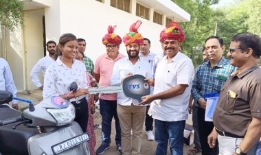 अलवर में गौरी देवी राजकीय महिला महाविद्यालय में आयोजित हुआ स्कूटी वितरण कार्यक्रम कालीबाई भील मेधावी एवं देवनारायण छात्रा स्कूटी योजना के तहत 91 छात्राओं को स्कूटी वितरित स्कूटी की चाबी मिलने पर छात्राओं के चेहरे पर छाई खुशी