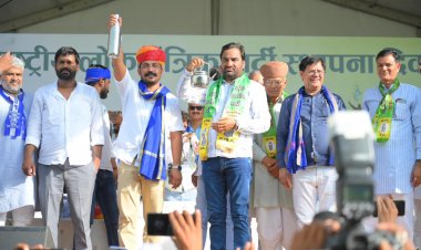 सांसद हनुमान बेनीवाल ने चाय की केतली और आज़ाद समाज पार्टी प्रमुख चंद्रशेखर ने पानी की बोतल थामकार संयुक्त सभा में विरोधी दलों के खिलाफ हूंकार भरी