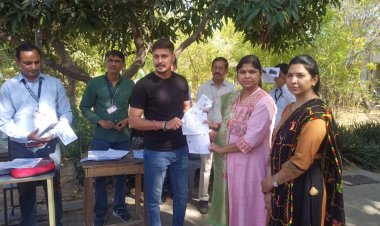 जयपुर में वोटर पर्ची और वोटर गाइड वितरण अभियान