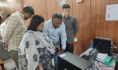 लोकसभा चुनाव 2024 संभागीय आयुक्त ने एकीकृत नियंत्रण कक्ष और मतदान दलों के प्रशिक्षण का किया निरीक्षण