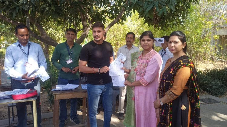 जयपुर में वोटर पर्ची और वोटर गाइड वितरण अभियान