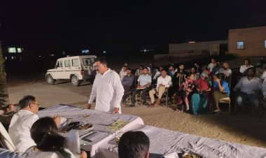 जिला कलक्टर ने रात्रि चौपाल में सुनी ग्रामीणों की समस्याएं