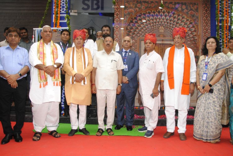 विधानसभा अध्यक्ष वासुदेव देवनानी ने विधायक आवास परिसर में बैंक एटीएम, सहकारी उपभोक्ता संघ, सरस डेयरी और चिकित्सालय का उद्घाटन किया