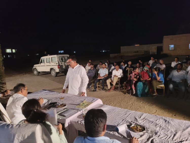 जिला कलक्टर ने लूणी क्षेत्र का किया निरीक्षण रात्रि चौपाल में सुनी आमजन की समस्याएं, त्वरित निस्तारण के दिए निर्देश