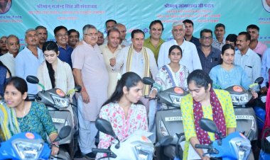 गजेन्द्र सिंह शेखावत और जोगाराम पटेल ने किया इंदिरा प्रियदर्शिनी स्कूटी वितरण कार्यक्रम का शुभारंभ, बेटियों को बताया भविष्य की आधारशिला