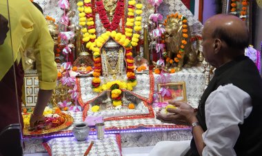 रक्षामंत्री राजनाथ सिंह ने तनोट माता मंदिर में किए दर्शन, कहा — ‘यह स्थान श्रद्धा और शौर्य का प्रतीक’